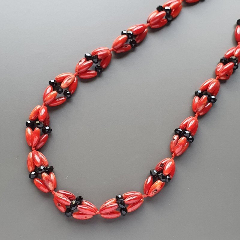 Collana girocollo corallo bambo rosso ovale liscio 5x12 mm con cristallo nero rondelle sfac annodato