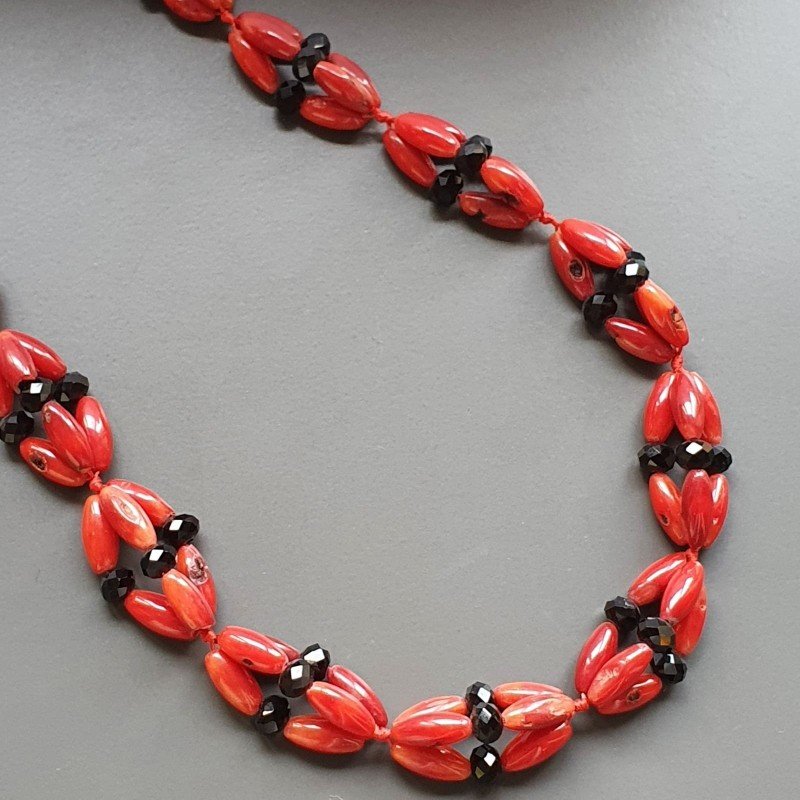Collana girocollo corallo bambo rosso ovale liscio 5x12 mm con cristallo nero rondelle sfac annodato