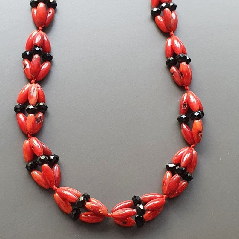 Collana girocollo corallo bambo rosso ovale liscio 5x12 mm con cristallo nero rondelle sfac annodato