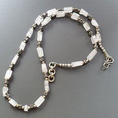 Collana girocollo quarzo rosa tubetto rettangolare con ottone argentato lavorato infilato