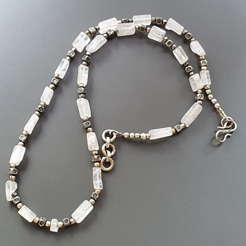 Collana girocollo quarzo rosa tubetto rettangolare con ottone argentato lavorato infilato