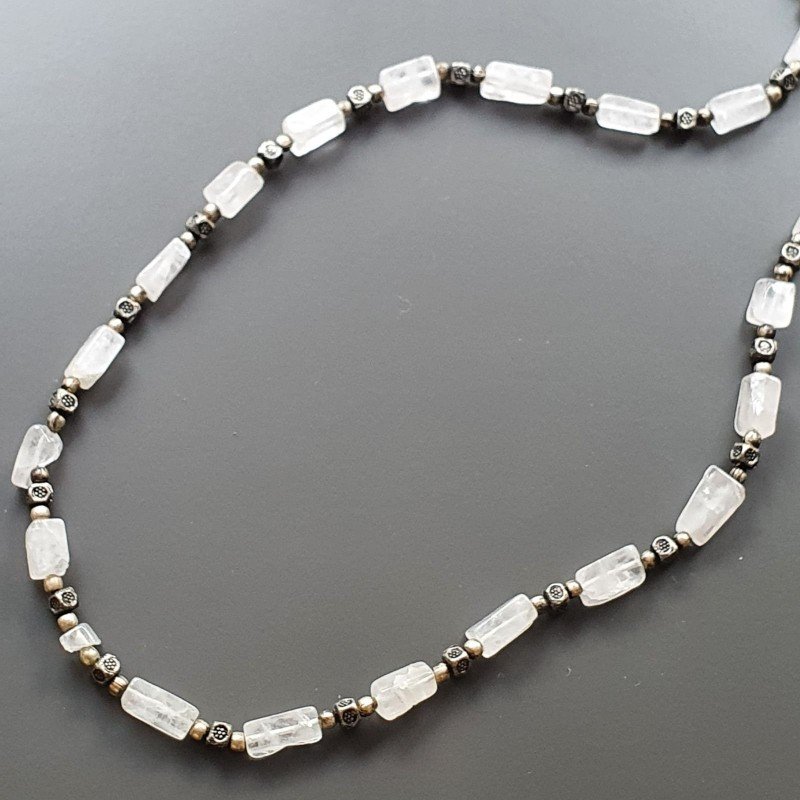 Collana girocollo quarzo rosa tubetto rettangolare con ottone argentato lavorato infilato