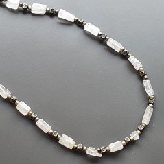 Collana girocollo quarzo rosa tubetto rettangolare con ottone argentato lavorato infilato