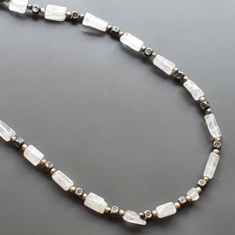 Collana girocollo quarzo rosa tubetto rettangolare con ottone argentato lavorato infilato