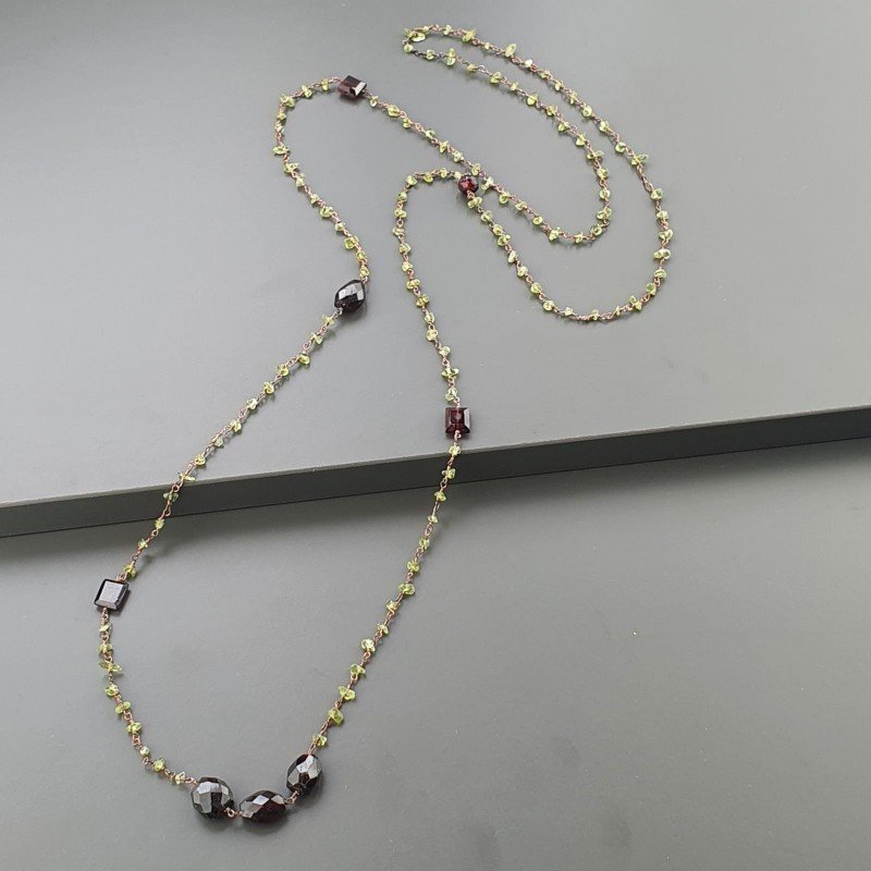 Collana A Nodo Orafo Rosato Con Peridoto E Granato