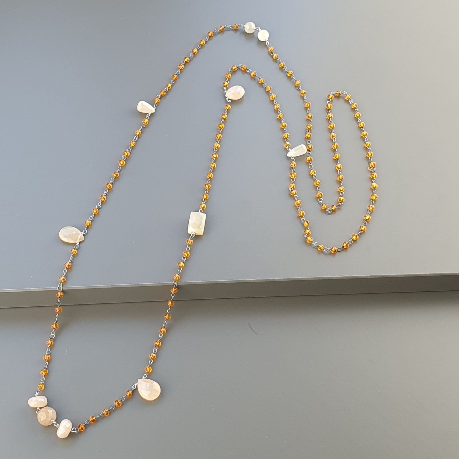 Collana A Nodo Orafo Argentato Con Cristallo Arancio E Pietra Di Luna Beige Rosa