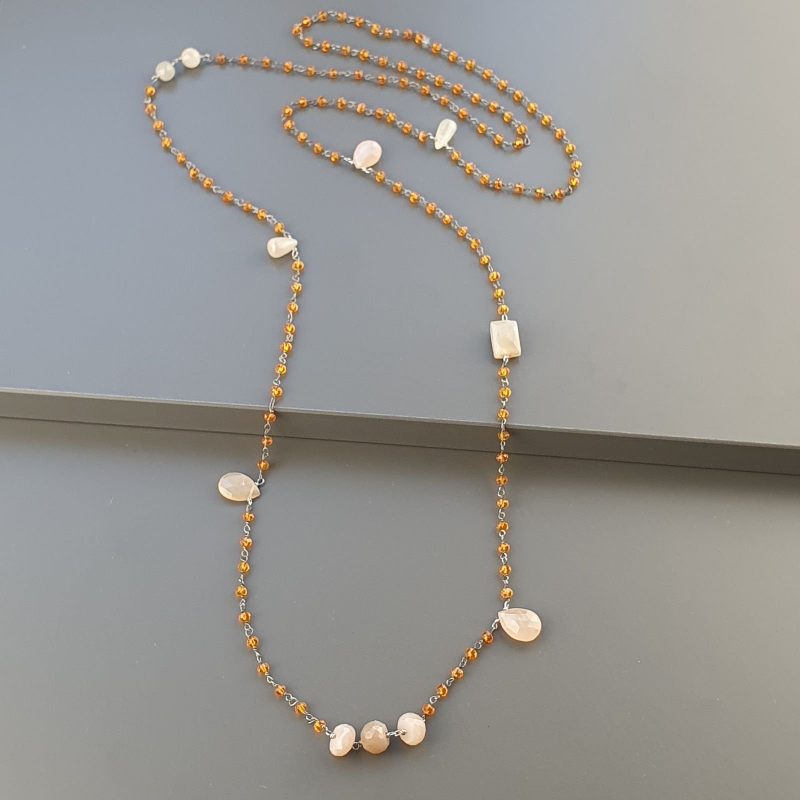 Collana A Nodo Orafo Argentato Con Cristallo Arancio E Pietra Di Luna Beige Rosa