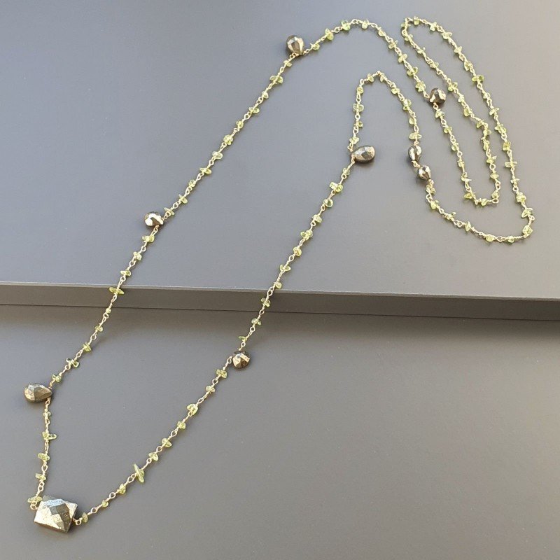 Collana A Nodo Orafo Dorato Con Peridoto E Pirite Naturale Collana A Nodo Orafo Dorato Con Peridoto E Pirite Naturale