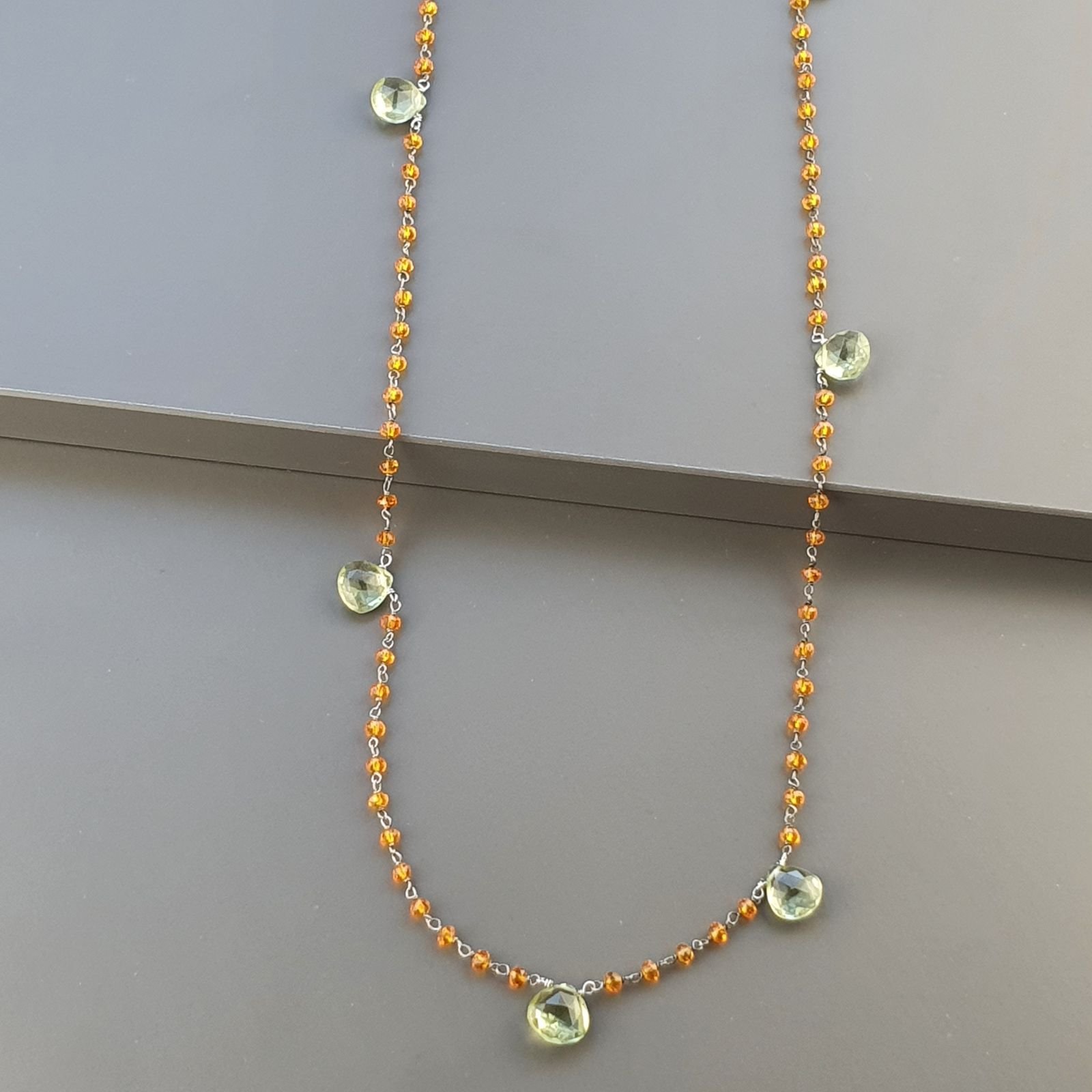 Collana A Nodo Orafo Argentato Con Cristallo Arancio E Ametista VerdeIdrotermale
