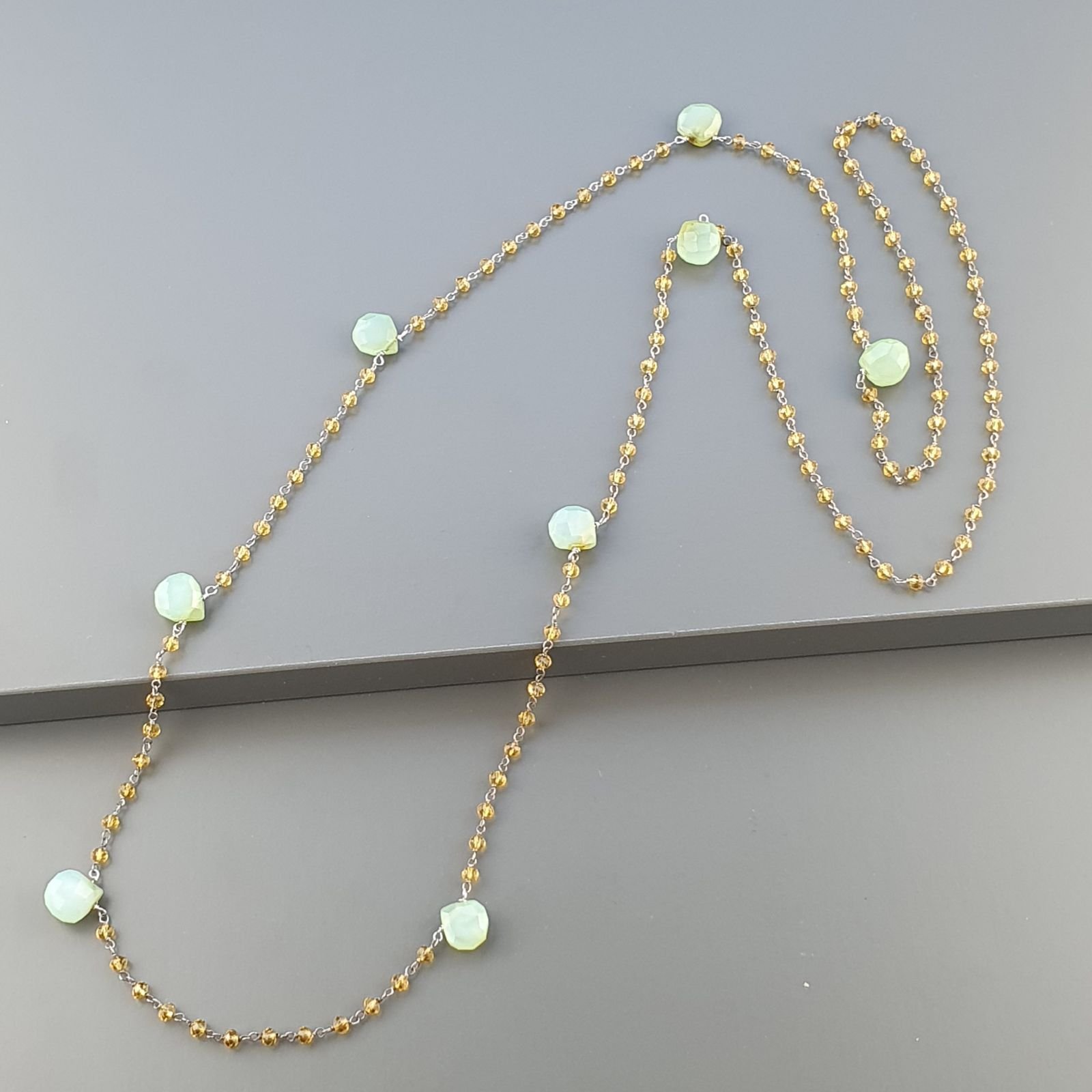 Collana A Nodo Orafo Argentato Con Cristallo Giallo E Calcidonio Grigio