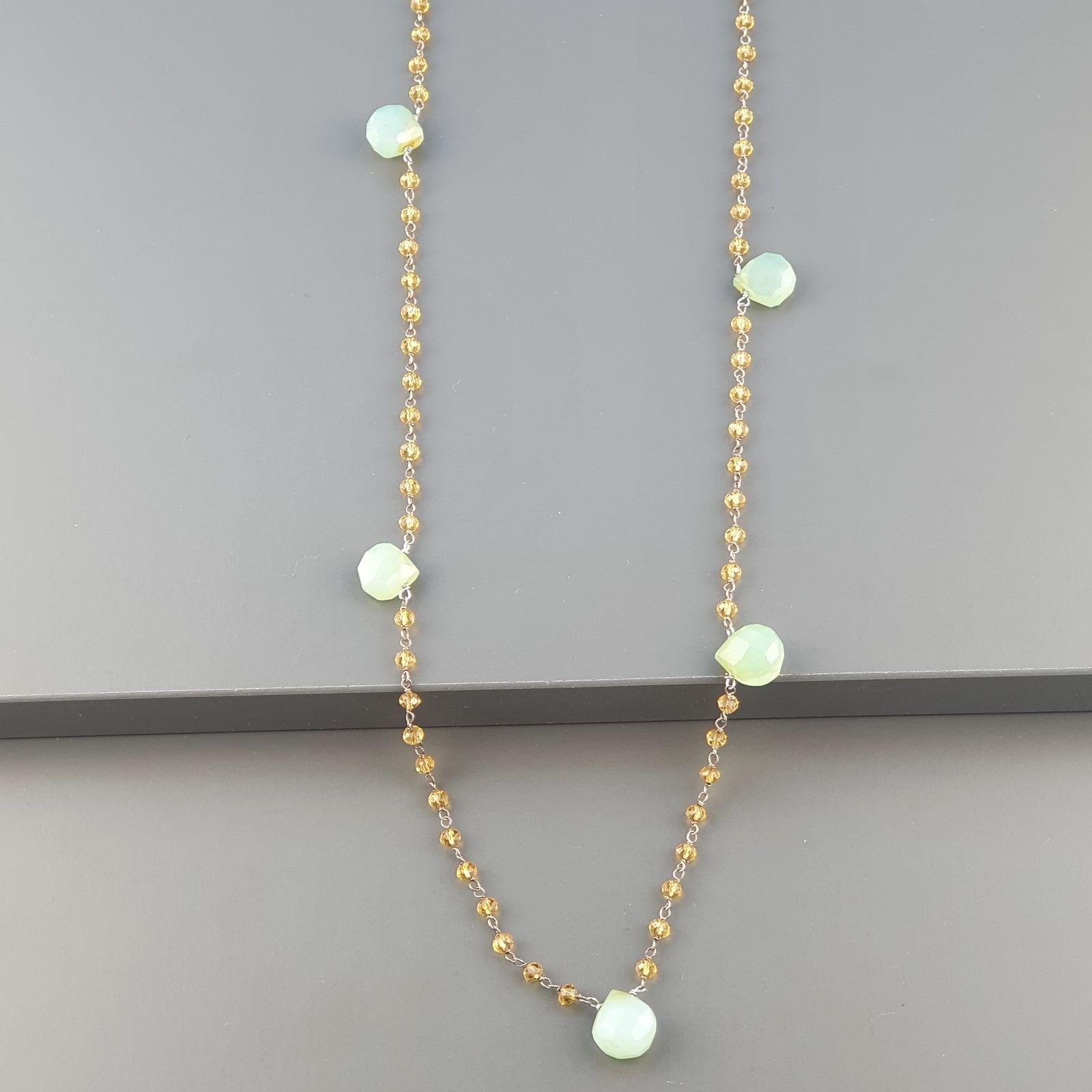 Collana A Nodo Orafo Argentato Con Cristallo Giallo E Calcidonio Grigio