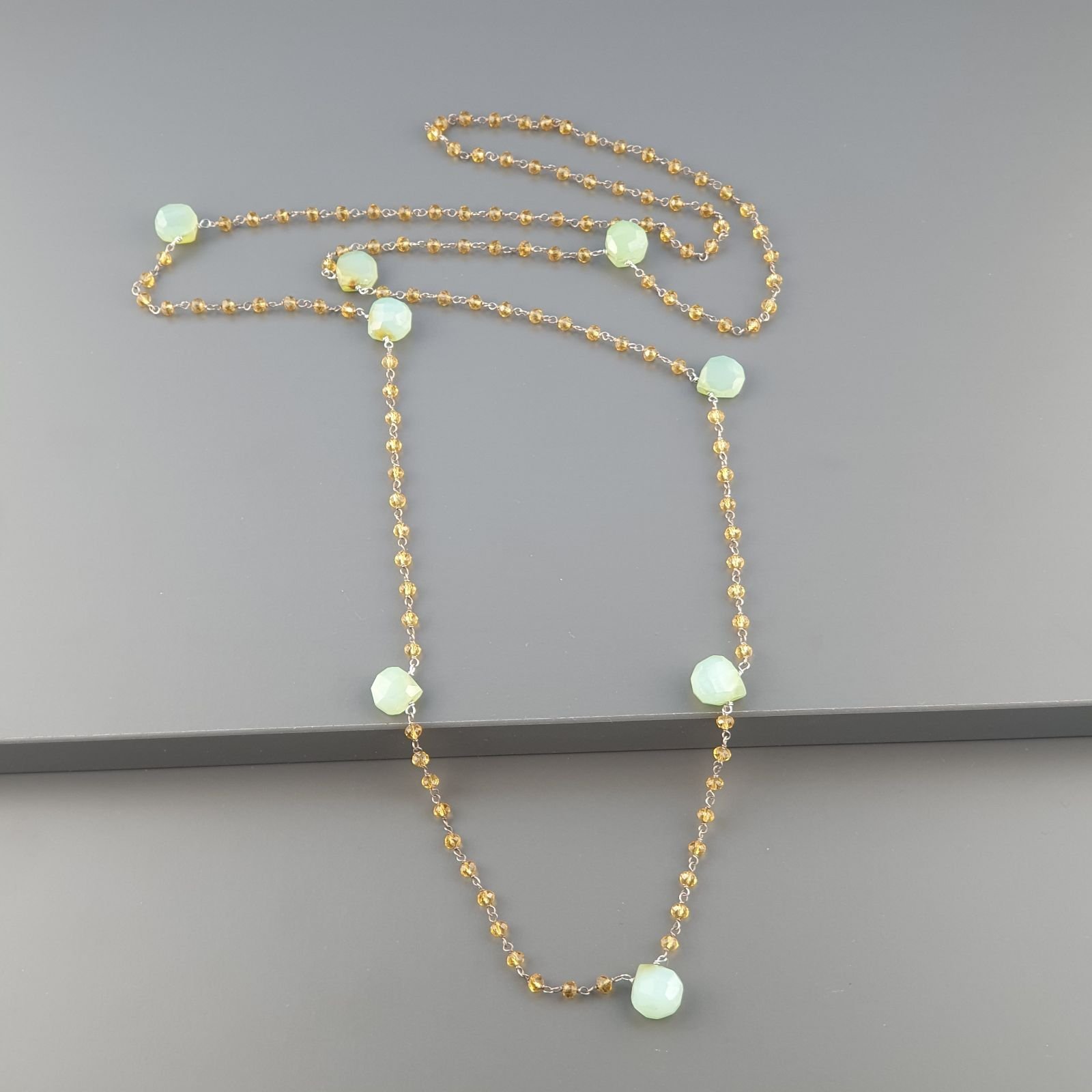 Collana A Nodo Orafo Argentato Con Cristallo Giallo E Calcidonio Grigio