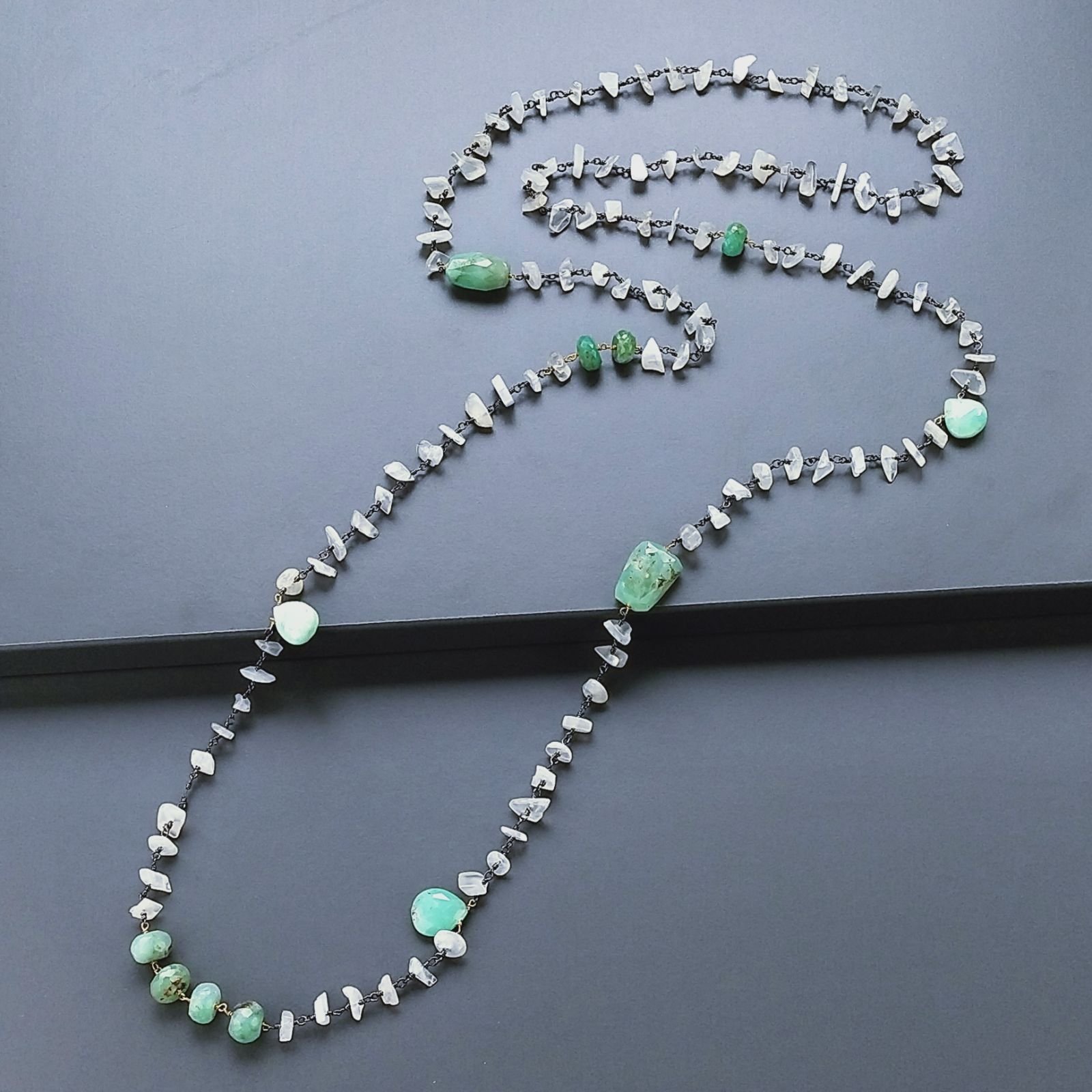 Collana A Nodo Orafo Brunito Con Pietra Di Luna (Adularia) E Crisoprasio