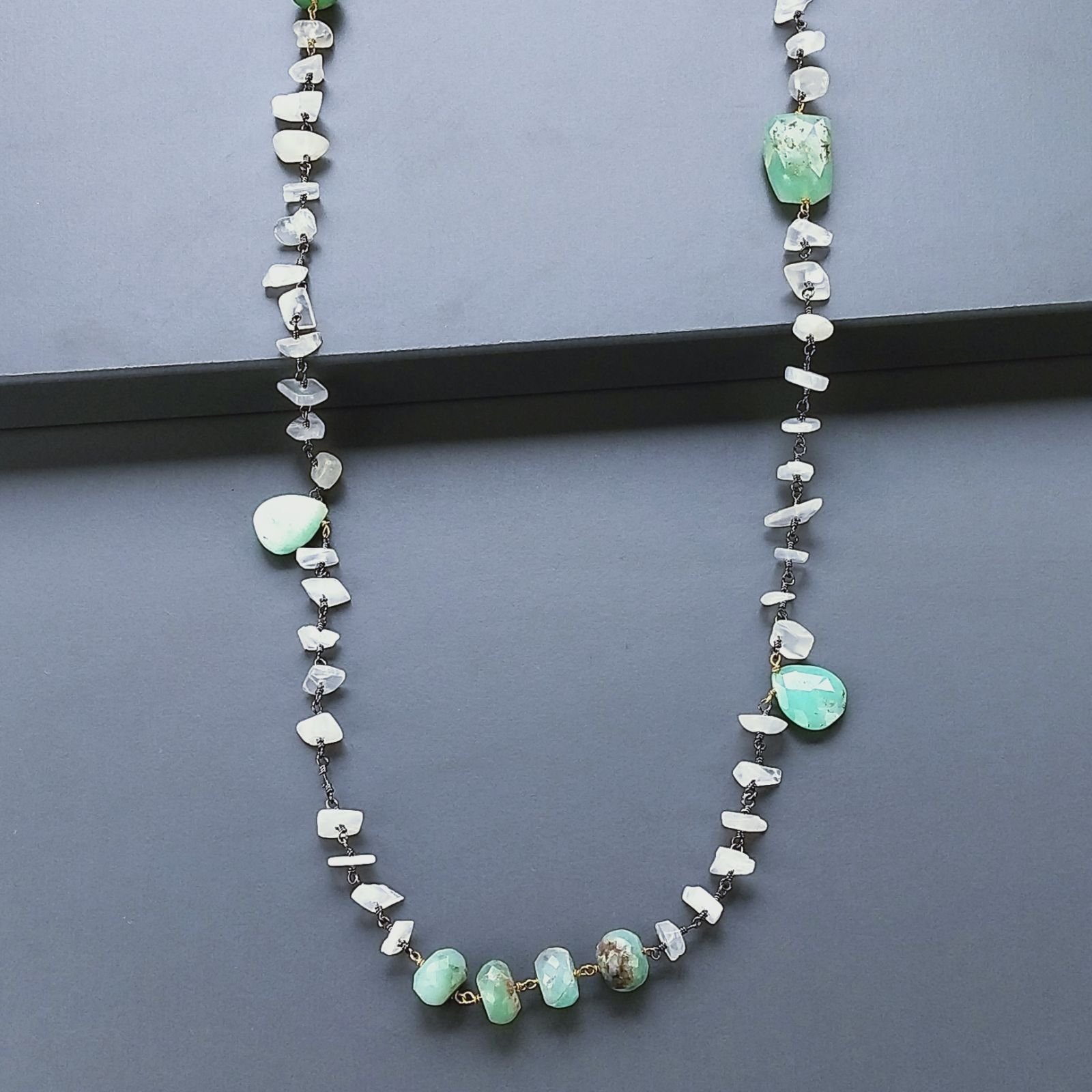 Collana A Nodo Orafo Brunito Con Pietra Di Luna (Adularia) E Crisoprasio