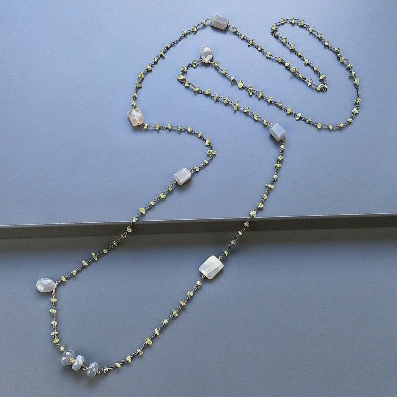 Collana A Nodo Orafo Brunito Con Peridoto E Pietra Di Luna Grigia