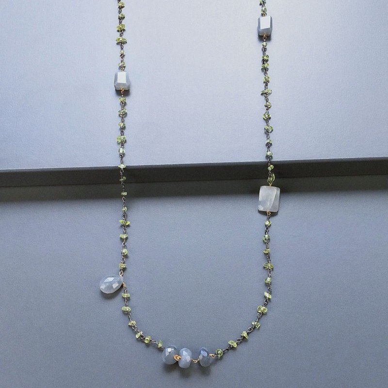 Collana A Nodo Orafo Brunito Con Peridoto E Pietra Di Luna Grigia