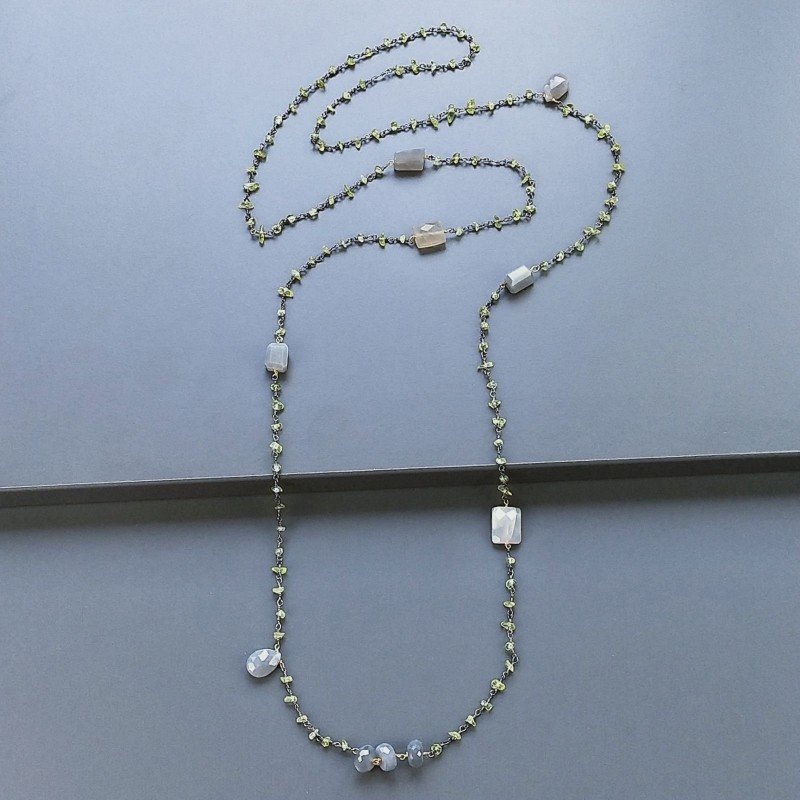 Collana A Nodo Orafo Brunito Con Peridoto E Pietra Di Luna Grigia