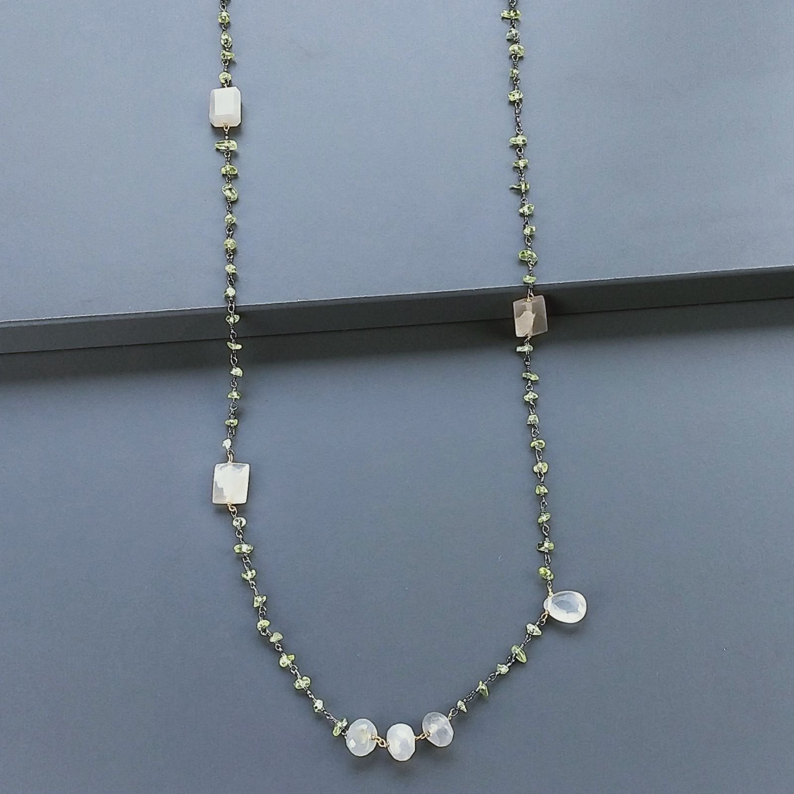 Collana A Nodo Orafo Brunito Con Peridoto E Pietra Di Luna Grigia
