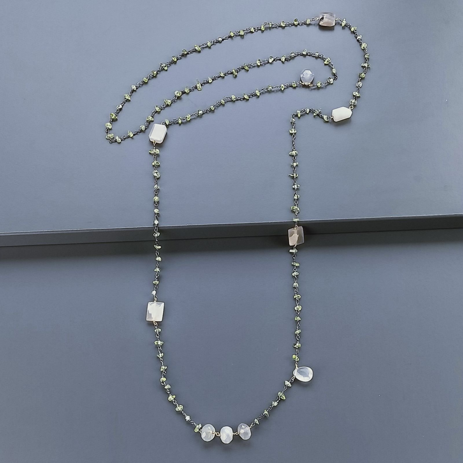 Collana A Nodo Orafo Brunito Con Peridoto E Pietra Di Luna Grigia