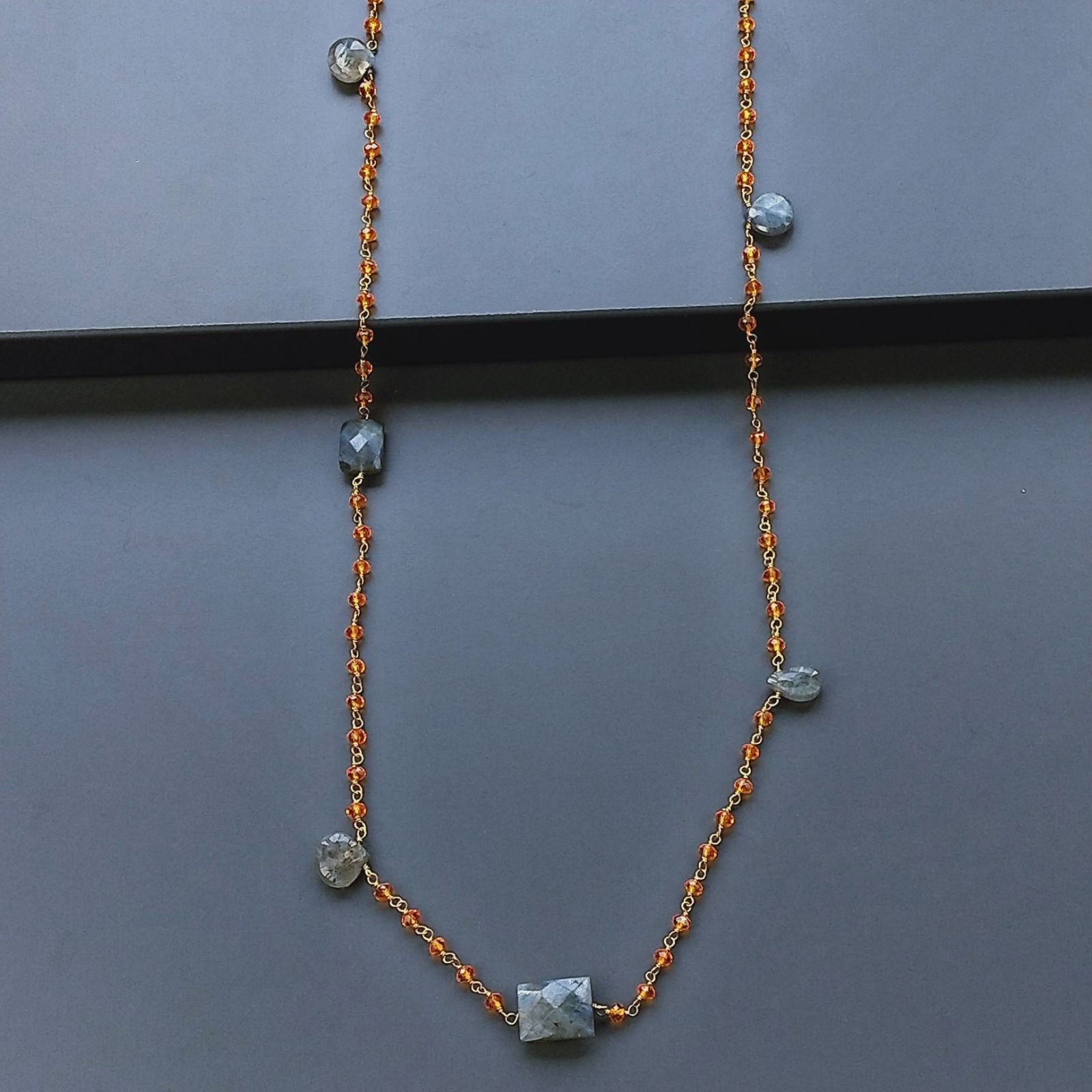 Collana A Nodo Orafo Dorato Con CRistallo Arancio E Labradorite
