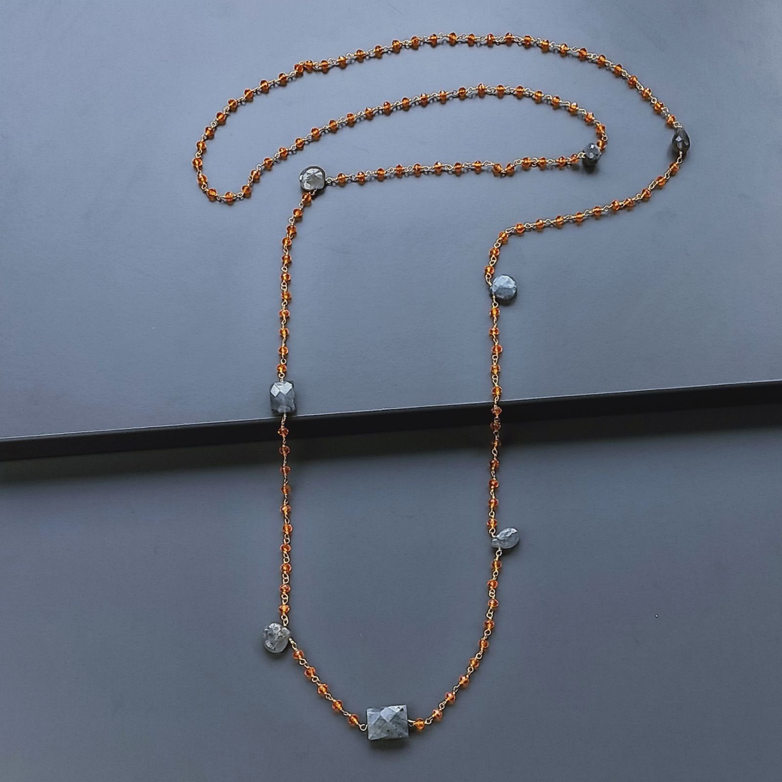 Collana A Nodo Orafo Dorato Con CRistallo Arancio E Labradorite