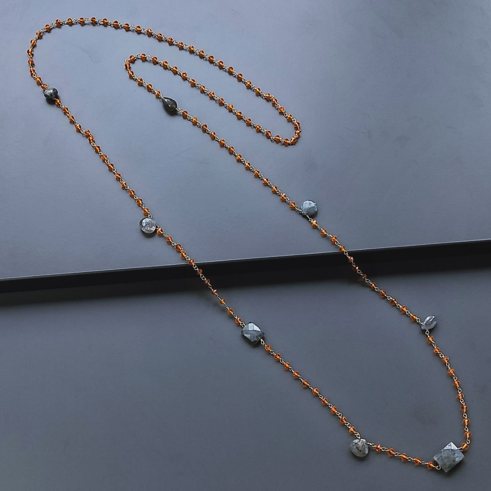 Collana A Nodo Orafo Dorato Con CRistallo Arancio E Labradorite