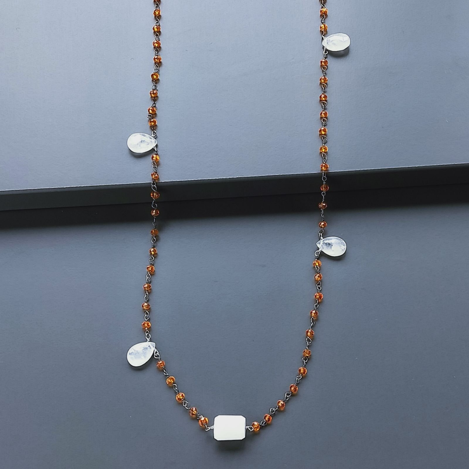 Collana A Nodo Orafo Argentato Con Cristallo Arancio E Labradorite Bianca