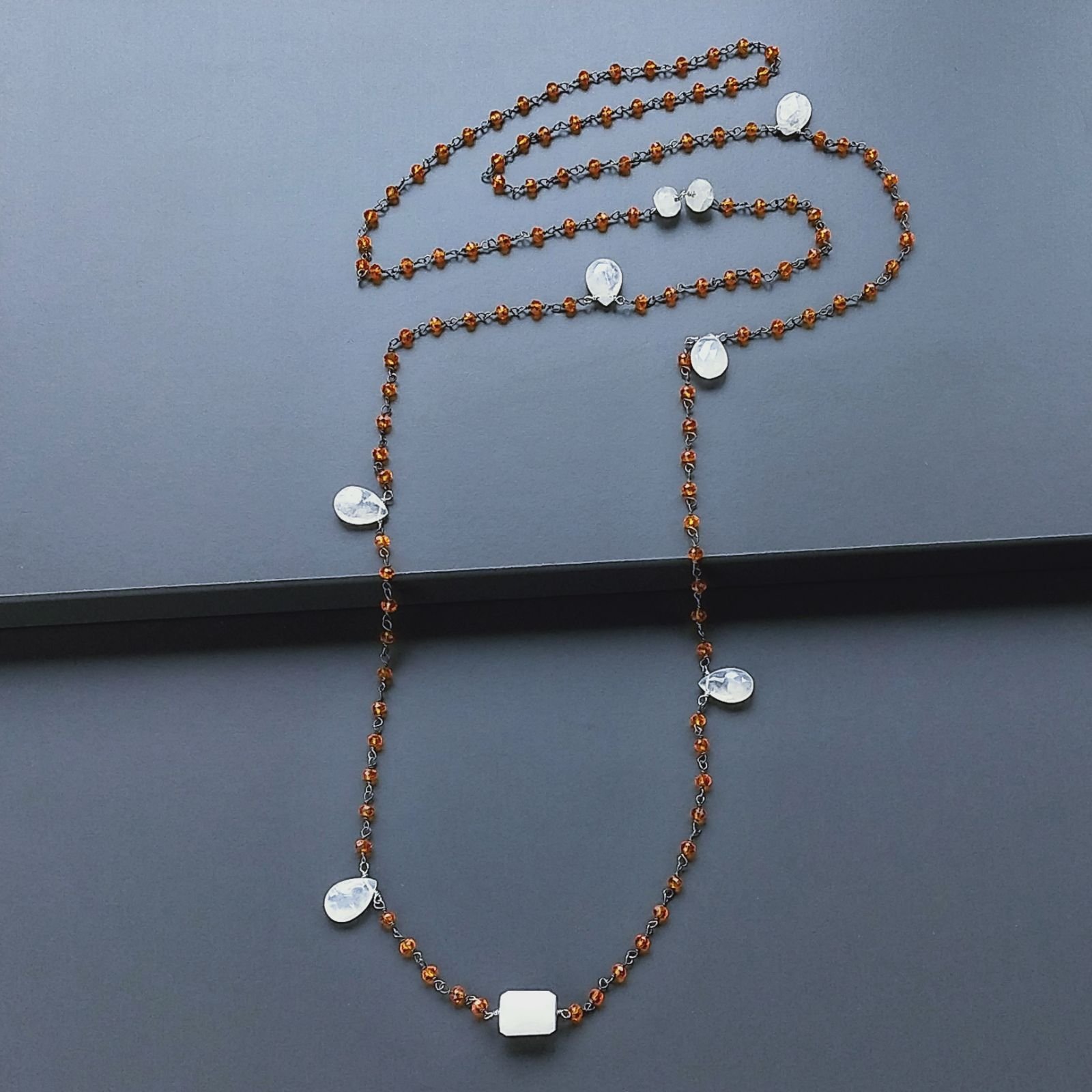 Collana A Nodo Orafo Argentato Con Cristallo Arancio E Labradorite Bianca