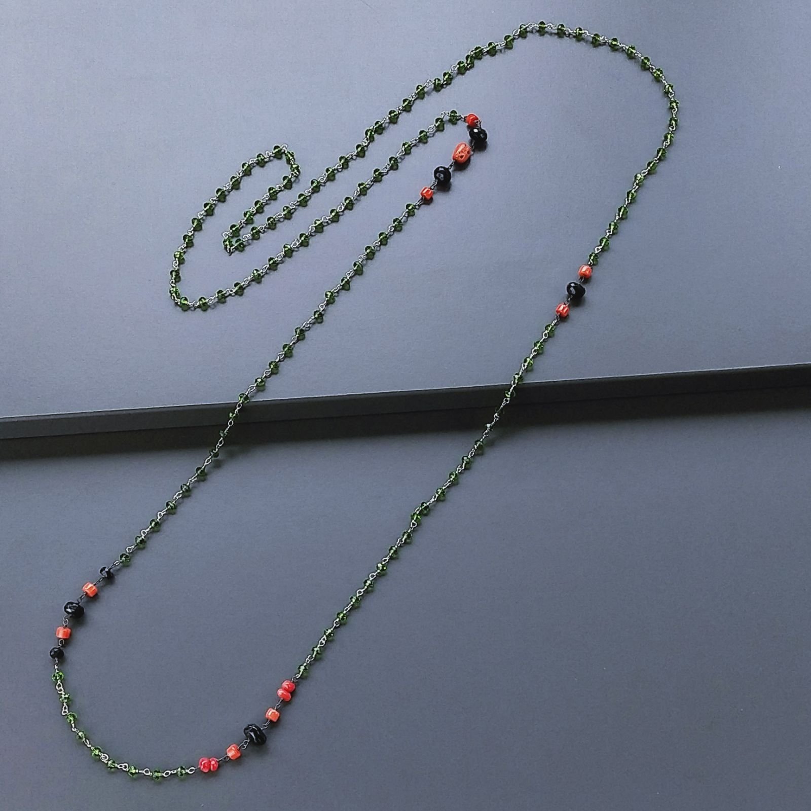 Collana A Nodo Orafo Argentato Con Cristallo Verde,Corallo Bamboo E Spinello Nero