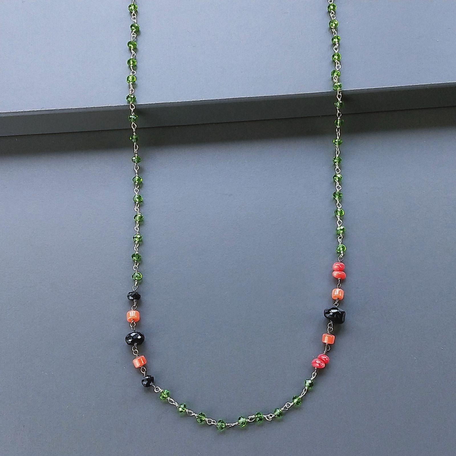 Collana A Nodo Orafo Argentato Con Cristallo Verde,Corallo Bamboo E Spinello Nero