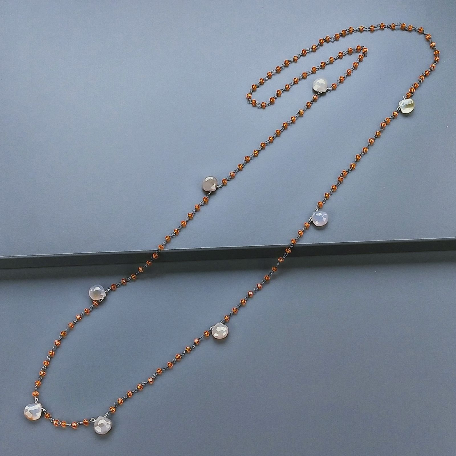 Collana A Nodo Orafo Argentato Con Cristallo Arancio E Calcedonio Blu Grigio