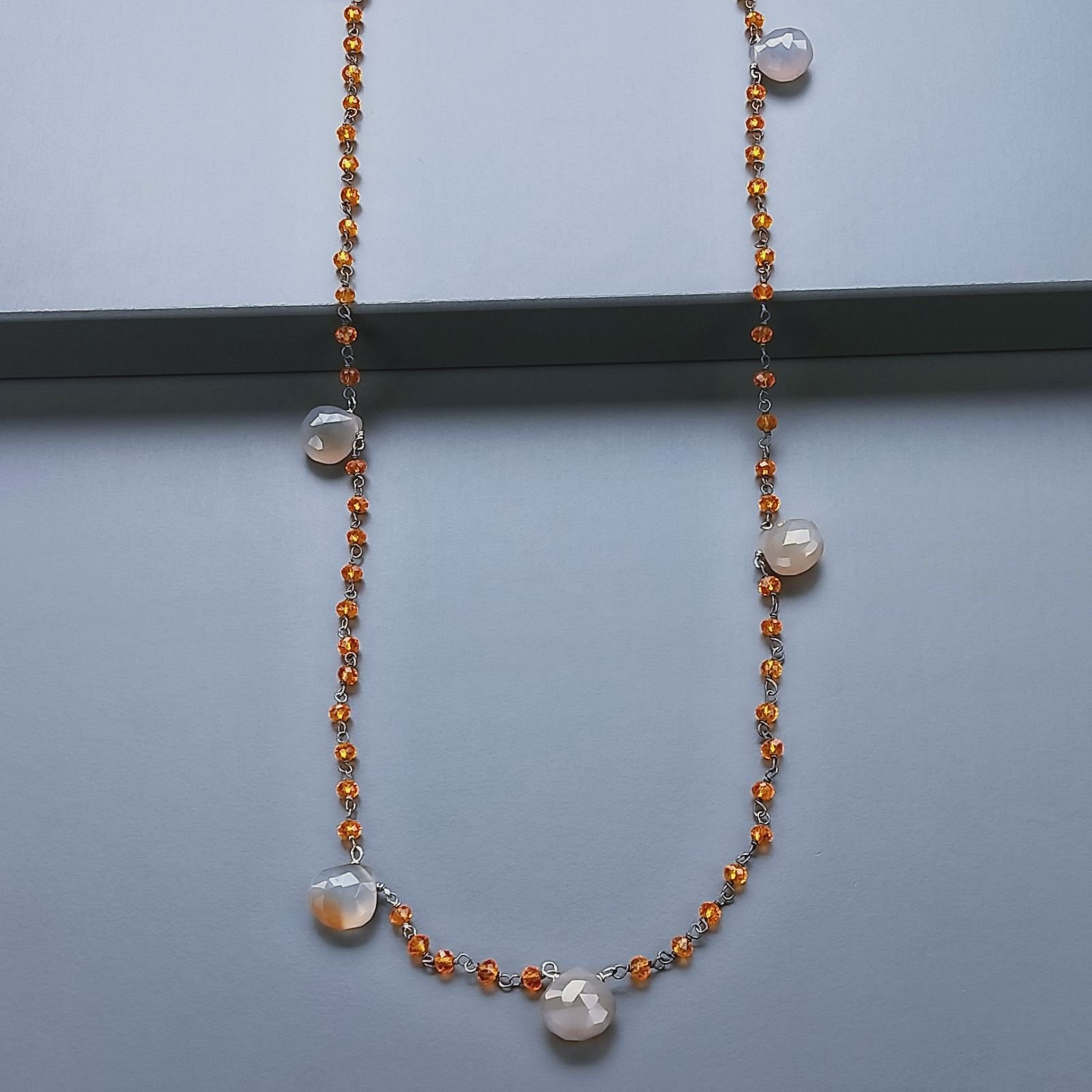 Collana A Nodo Orafo Argentato Con Cristallo Arancio E Calcedonio Blu Grigio