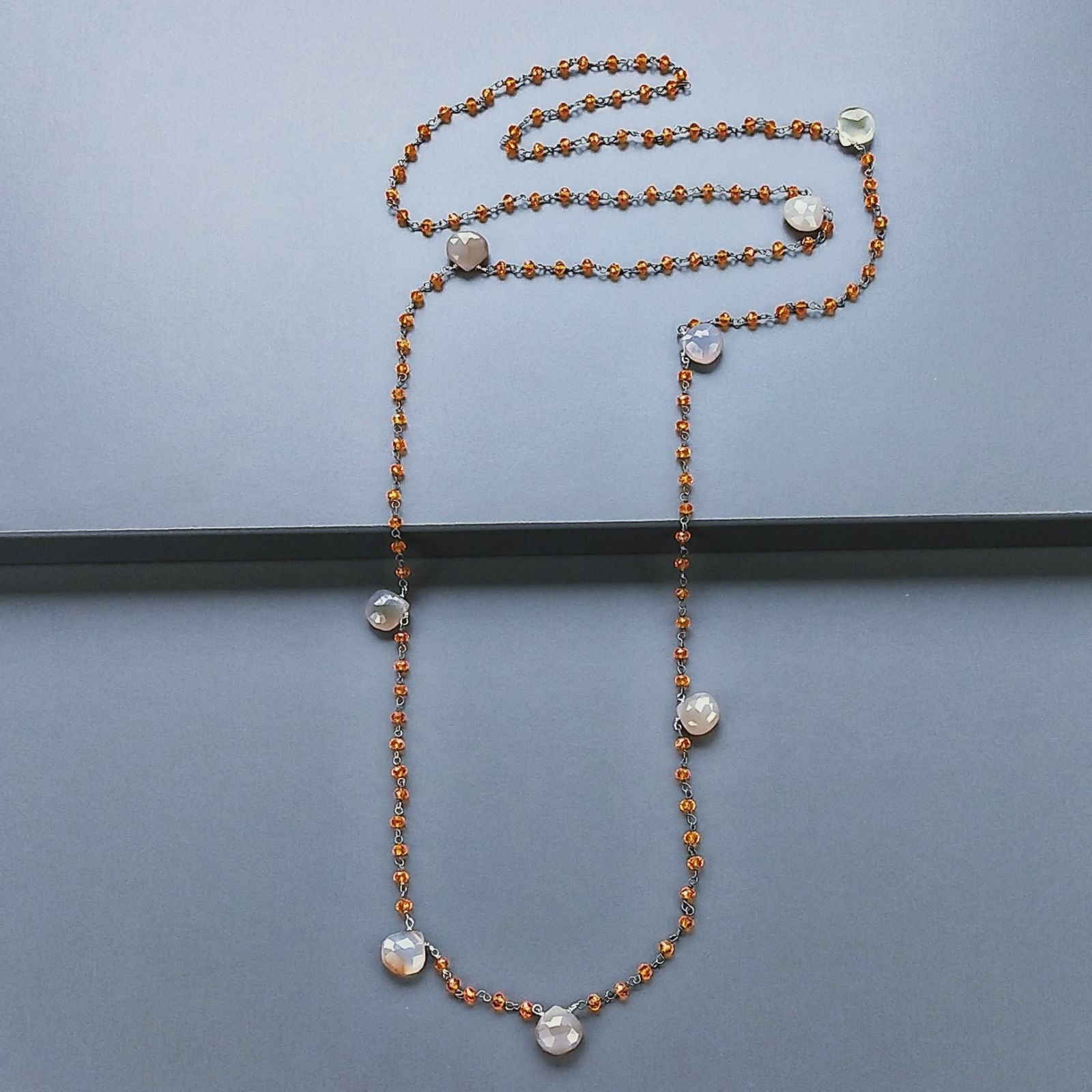 Collana A Nodo Orafo Argentato Con Cristallo Arancio E Calcedonio Blu Grigio