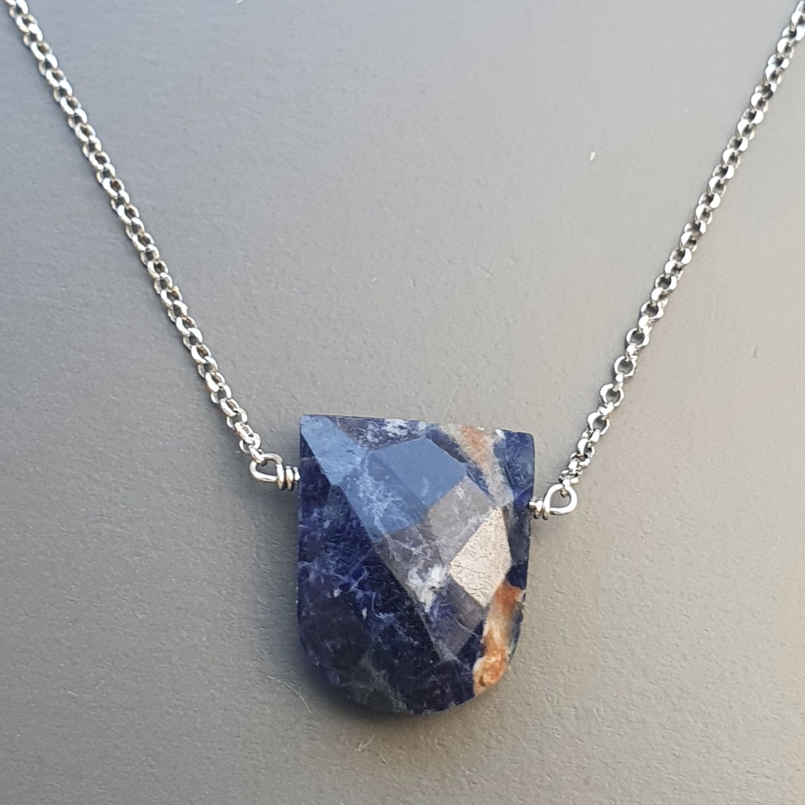 Collana Girocollo Con Catena Rodiato Argento 925 E Sodalite Forma D Fantasia Sfaccettato A Mano