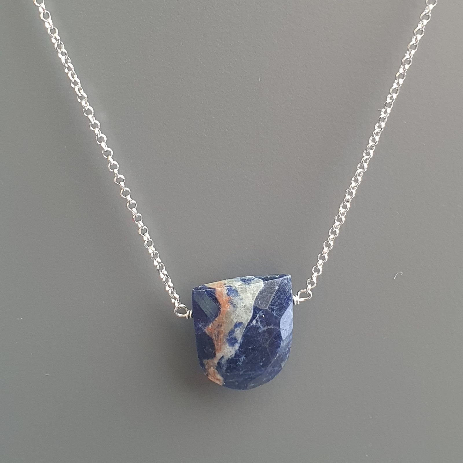 Collana Girocollo Con Catena Rodiato Argento 925 E Sodalite Forma D Fantasia Sfaccettato A Mano