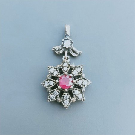 Ciondolo Di Argento 925 con Radice di Rubino Tondo e Zirconi Stile Etnico