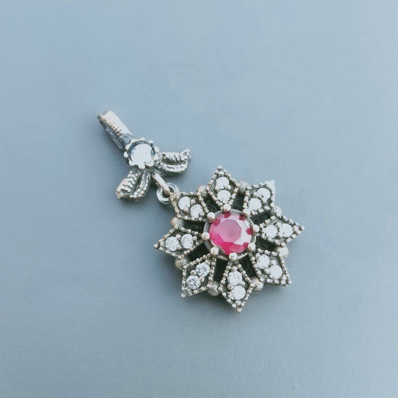 Ciondolo Di Argento 925 con Radice di Rubino Tondo e Zirconi Stile Etnico