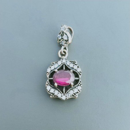 Ciondolo Di Argento 925 con Radice di Rubino Ovale e Zirconi Stile Etnico