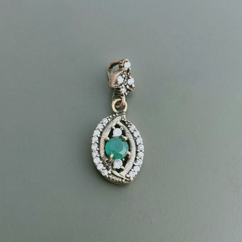 Ciondolo Di Argento 925 con Radice di Smeraldo Tondo e Zirconi Stile Etnico
