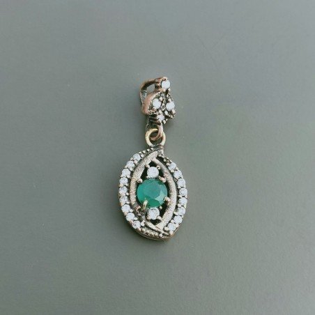 Ciondolo Di Argento 925 con Radice di Smeraldo Tondo e Zirconi Stile Etnico