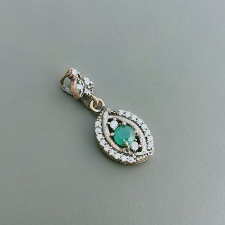 Ciondolo Di Argento 925 con Radice di Smeraldo Tondo e Zirconi Stile Etnico