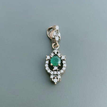 Ciondolo Di Argento 925 con Radice di Smeraldo Tondo e Zirconi Stile Etnico