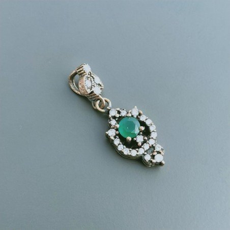 Ciondolo Di Argento 925 con Radice di Smeraldo Tondo e Zirconi Stile Etnico