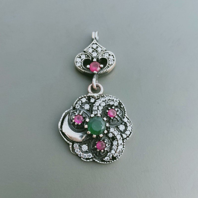 Ciondolo Di Argento 925 con Radice di Smeraldo e Rubino Tondo e Zirconi Stile Etnico