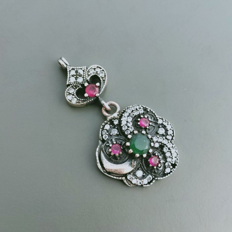 Ciondolo Di Argento 925 con Radice di Smeraldo e Rubino Tondo e Zirconi Stile Etnico