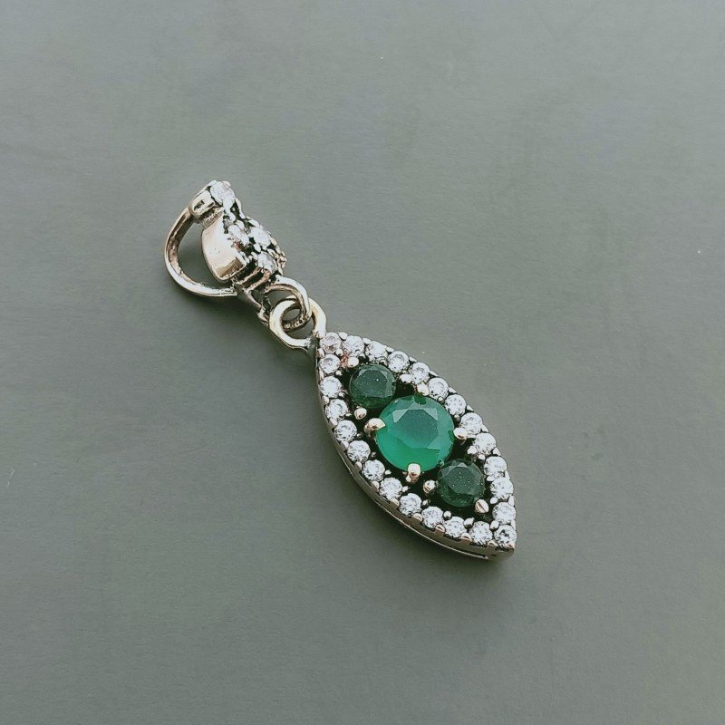 Ciondolo Di Argento 925 con Radice di Smeraldo Ovale e Zirconi Stile Etnico