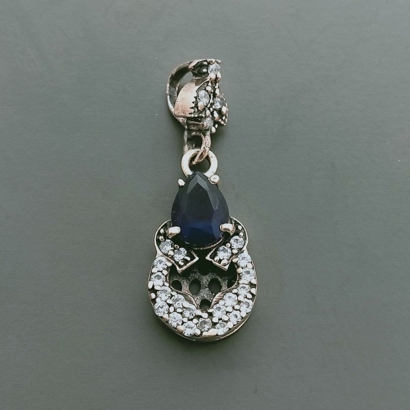 Ciondolo Di Argento 925 con Radice di Zaffiro Goccia e Zirconi Stile Etnico