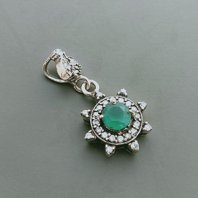 Ciondolo Di Argento 925 con Radice di Smeraldo Tondo e Zirconi Stile Etnico