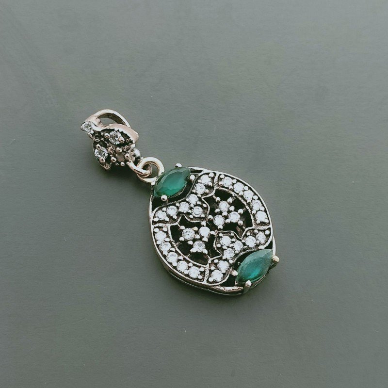 Ciondolo Di Argento 925 con Radice di Smeraldo Marquise e Zirconi Stile Etnico