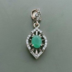 Ciondolo Di Argento 925 con Radice di Smeraldo Ovale e Zirconi Stile Etnico
